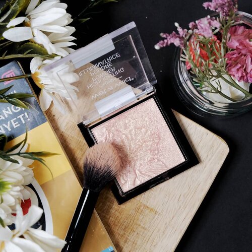 Wejangan malam tahun baru ❤---Kalau dugem jangan lupa pakai highlighter 😌---Ini highlighter Wet n Wild oke banget2! Bener2 enak diratain dan chemerlank! Bikin kalau nge-gym suka bahagia kalau liat kaca 🤣Tapi yang warna ini agak nggak cocok buat skintone aku yang kuning bangsat ini. Aku sih tetep PD ya, pakai highlighter atau nggak juga yang lain kagak pada "ngeh" 🤣---Jadi, mau malam tahun baruan ke mana? Dek Mon malah sedikit meriang 🤣---#makeupindo #clozetteid #indomakeup #beautybloggers #indobeautybloger #mymakeupjourney #wetnwild