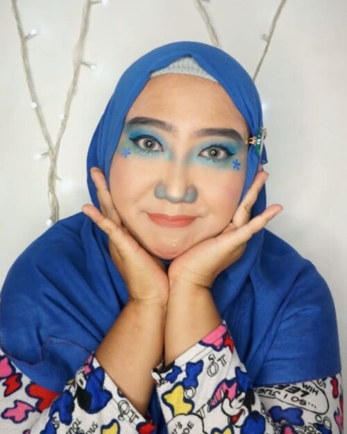 Dah lama gak dandan, kaku juga nih tangan. Sok-sokan bikin #artmakeup eh ujung-ujungnya ya mentok begini. 😅 Berubah jadi Smurf biar senada ama warna fandom grup Om-om super lawak aka Super Junior 😌Btw "2YA2YAO" ini salah satu lagu SuJu favoritku 💙-𝑺𝒖𝒑𝒆𝒓 𝑱𝒖𝒏𝒊𝒐𝒓 15𝒕𝒉 𝑨𝒏𝒏𝒊𝒗𝒆𝒓𝒔𝒂𝒓𝒚 💙I'm so grateful that Super Junior exists. Please stay for the longest time. 💞-#15thAnniv_WalkTogether #달려온15주년_손잡고걸을까 #슈퍼주니어 #SUPERJUNIOR #makeuptransformation #ClozetteID #blueinspired #bluemakeup #bluemakeuplook