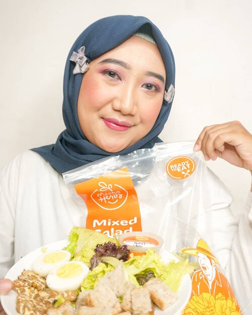 Di tengah situasi pandemi, jaga kesehatan tubuh itu penting banget untuk memperkuat imun. Salah satu caranya dengan konsumsi makanan bergizi seimbang..Nah, kamu bisa lho konsumsi salad enak dan segar tanpa harus keluar rumah. Pesen aja di @microherbs.id dan pesanan kamu akan diantar di rumah. Mereka juga menyediakan beragam salad dressing yang vegan-friendly dengan rasa yang unik juga enak..Salad pack-nya ini bisa untuk konsumsi 3 hari yah, ready to eat dan bisa disimpan di kulkas karena kemasannya dilengkapi ziplock. Ini aku cobain varian mixed salad dengan dressing 'sweet chili'. Asli praktis tinggal makan gak pake ribet nyuci dan motongin selada. Sausnya manis kecut creamy gitu endullll..Sudah makan sayur hari ini? 😗.#ClozetteID #readytoeat #cleaneating #microherbsid #farmindo #eatclean #saladSurabaya #HildaIkkadv