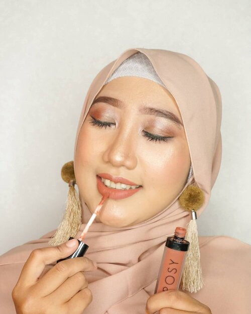 Caraku naikin mood di hari Senin: pake produk bibir favorit! Saking favoritnya, produk ini sampe aku jadiin soal kuis untuk giveawayku hihi. Yap, Posy Beauty Matte Lipcream shade Greed. Produk lipcream dengan velvet finish yang paling aku suka sejauh ini. Kekurangannya cuma satu: mahalnya nggak kira-kira 😓 sekarang udah naik jadi sekitar 180 rb keknya 😭.
-
Pssst, kabarnya November nanti bakal ada SurabayaxBeauty dari Female Daily. OMG! Semoga Posy buka booth + kasih diskon biar aku bisa nyetok haha.
-
#ClozetteID #Beauty #selfportrait #selfie #DiaryBeautyHilda #DiaryLippiesHilda #PosyBeauty #localproduct