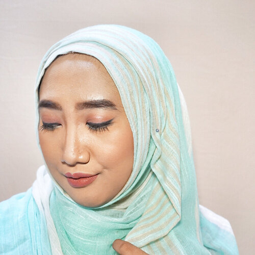 Met hari Jumat gengs ❤️
.
Ada tulisan baru lho di www.HildaIkka.com , kali ini aku review produk contour kit lokal yang cocok bagi pemula. Geser foto ini untuk tau brand apa yang aku review 😋
.
Review lengkapnya cuss klik link yang ada di bio-ku ato kunjungi bit.ly/LTProST di browser kamu. 🌟
.
#DiaryBeautyHilda #ClozetteID #BeautyEnthusiast #IndonesiaHijabBlogger