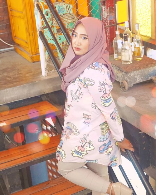 I miss my #InstagramHusband @radik_zetamotion 😘😜-And I think he miss the old-body me 🤪🤪-#ClozetteID #hijab #portrait #OOTD #HijabOOTD #kafegresik #tongkrongangresik #girihillscoffeehouse #coffeegresik #exploregresik