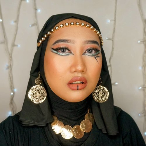 𝕭𝖊𝖜𝖆𝖗𝖊 𝖔𝖋 𝖙𝖍𝖊 𝖘𝖕𝖊𝖑𝖑... 👸🏻👑.Pardon my late late halloween makeup. But here I am as Cleopatra! 🦇.Sekilas makeup beginian kayak gampang dibuat, tapi skill-ku masih cetek jadi berjam-jam bikinnya 🤦🏻‍♀️ Maklum, first timer bikin cut crease dan rada gagal gara-gara pen eyeliner yang ampas banget. Aduh nano-nano lah, but at least I'm happy cz I did it! 🤸🏻‍♀️.#ClozetteID #hijab #beauty #makeup #hijabmakeup #hijabblogger #HildaIkkaDandan #DiaryBeautyHilda #makeupcleopatra #simplehalloweenmakeup #halloweenmakeup #blackhalloween #cleopatrahijab #cutcrease #setterspace #qupasbeauty #inspirasihalloween #makeupinspo #cleopatrainspired #inspirasimakeup