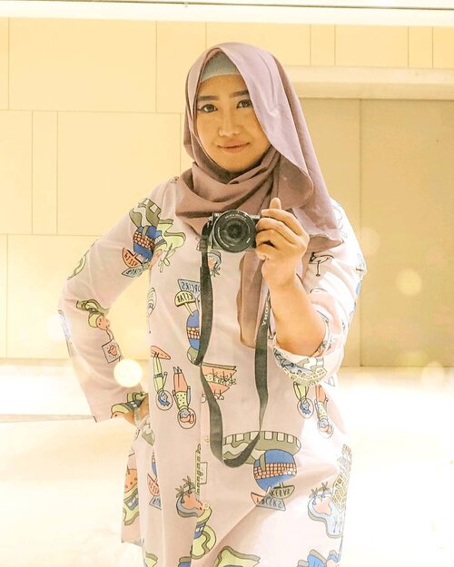 Mengenang kejayaan di masa lalu, di mana bentuk hijab kesayangan masih bisa mengerucut. Sekarang? Cek aja di 2 postingan sebelum ini...Njeber. 😂🤣.Happy weekend everyone! Ada agenda apa hari ini? Kalo aku, ada arisan ibu-ibu PKK. 💁🏻‍♀️.#ClozetteID #hijab #fashion #OOTD #HijabOOTD #happyweekend #selfportrait #portrait #mirrorselfie