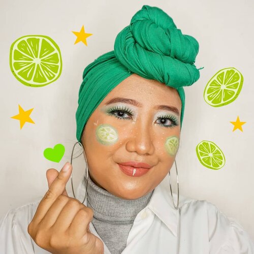 Sefruit inspiresyen bagi yang barangkali bosan jadi manusia, mau jadi buah-buahan aja. 🙆🏻‍♀️🍋.Udah separo perjalanan untuk #MindysRainbowChallenge dengan #makeuplook hijau ini. Aslik ini pertama kalinya aku dandan pake warna ijo. Nyesel baru cobain sekarang karena warna ijo tuh cakeppppp. 😭 Pokoknya wishlist makeup berikutnya eyeshadow palette warna hijau (dan kuning)!.Btw ini aku pake eyeshadow-nya Wet n Wild, asli gak nyangka ternyata beneran bagus dan pigmented! Emang sih aku pernah nemu beberapa beauty blogger yang menyebutkan kalo eyeshadow Wet n Wild itu kece, cuma baru kesampean beli sekarang. 💁🏻‍♀️.#ClozetteID #hijab #makeup #greenmakeuplook #GreenMakeup #artmakeup #wetnwild #indobeautygram #HildaIkkaDandan #tampilcantik