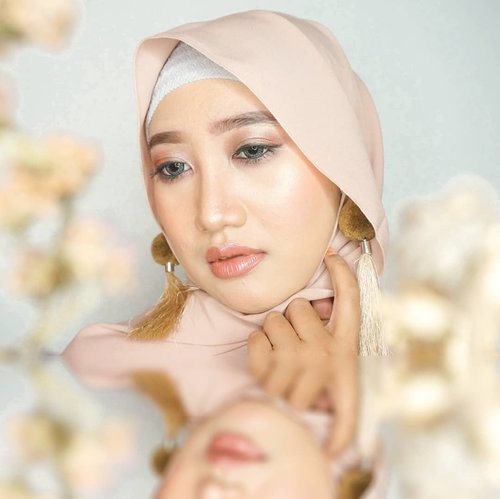 𝑀𝑎𝑔𝑖𝑐 𝑀𝑖𝑟𝑟𝑜𝑟 𝑜𝑛 𝑡ℎ𝑒 𝑤𝑎𝑙𝑙, 𝑤ℎ𝑜 𝑖𝑠 𝑡ℎ𝑒 𝑓𝑎𝑖𝑟𝑒𝑠𝑡 𝑜𝑛𝑒 𝑜𝑓 𝑎𝑙𝑙?-Susah move on dari look satu ini. Soalnya pertama kali bisa ngeblend eyeshadow rapi begini, walau masih jauuuuuuuuuh banget dari kata pro. Apa karena warnanya yang earthy jadi keliatan lebih nyatu dan ngeblend ama warna kulit yak? Ehe.-Foto kedua merupakan foto asli sebelum kena filter warm.-#ClozetteID #Beauty #Makeup #Hijab #MOTD #DiaryBeautyHilda #HildaIkkaDandan #beautyblogger #hijabmakeup #hijabmakeuplook #hijablook