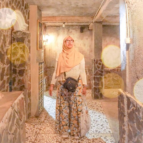 Dalemnya Gereja Ayam Bukit Rhema. Kalo dipikir-pikir serem juga ada di lantai dasar bangunan ini sendirian. Sunyi, senyap, dan hampa.
.
#ClozetteID #hijab #travel #hijabtraveller #DiaryTravelingHilda #BukitRhema #GerejaAyam #GerejaAyamMagelang #rumahdoa #visitjateng