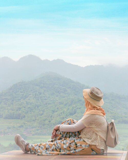 "Naik... naik, ke puncak gunung, tinggi... tinggi sekali.".Beuh, jangankan ke puncak gunung, mendaki Punthuk Setumbu aja ngos-ngosan! Cemen emang. Makanya olahraga buuuuk. Ekwkwk..Penasaran sebagus apa Punthuk Setumbu? Atau kepo bisa ngapain aja di sana? Detailnya sudah tayang di blog. Cuss ke hildaikka.com atau klik link di bio! Pssst, bonus cerita di Gereja Ayam! 🐔.#ClozetteID #DiaryTravelingHilda #wonderfulindonesia #punthuksetumbu #wisatajawatengah #wisatamagelang #punthuksetumbusunrise #picnic #hijabtraveller