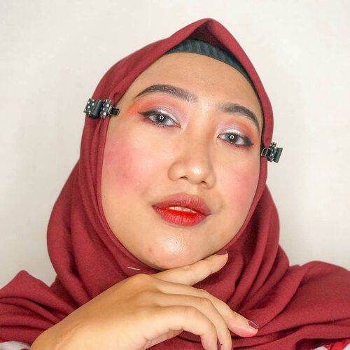 Joining @mgirl83 #MindysRainbowChallenge to cheer up your daily feed! 🌈.#challengeaccepted Main makeup bertemakan MeJiKuHiBiNiU, masing-masing warna satu tampilan makeup. Yang pertama tentu saja dimulai dengan warna merah. Sengaja enggak eksperimen macem-macem karena look ini aku pake sekalian buat syuting konten Youtube. 😂.Oiya di bagian mata aku tambahin unsur warna metalik karena kangen kayaknya udah berabad-abad enggak pake warna metalik. Itu pun aku cuma punya warna silver/gold. 😂.#ClozetteID #redmakeup #HildaIkkaDandan #naturalmakeup #hijabportrait #hijabmakeup #MOTD #setterspace #QupasBeauty #beautybloggersurabaya #beautycontentcreator #beautygram