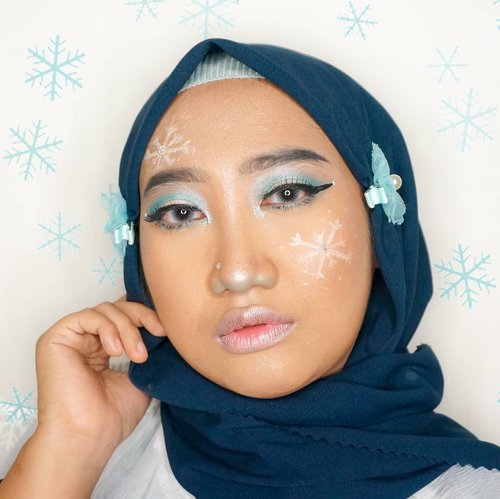 When it comes to the blue, I'mma turn it into something cool. Welcoming Ice Princess! ❄️.Makeup look #blueinspired dalam rangka ngelanjutin #MindysRainbowChallenge 🌈. Aslinya mau bikin awan-awanan tapi udah ada yang bikin. Gak mau kembaran, yaudah aku gambar snowflakes ajah ehehe..#ClozetteID #hijab #makeup #makeuplook #MOTD #HildaIkkaDandan #bluemakeup #makeupinspo #icymakeup #wintermakeuplook #indobeautygram #beautygram #beautycontentcreator #dirumahaja #samasamadirumah #QupasBeauty #setterspace