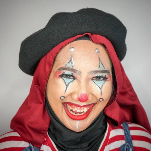 Foto 1-2: me trying to be creepy 👻.Foto 3-4: ntar kalo bikin pesta ulang tahun anak gak usah manggil badut kali ya.. emaknya juga bisa nih. Mayan ngirit bujet..‘Iya iya tauu telat banget halloween-nya 🙃’.#ClozetteID #MakeupLookHilda #DiaryBeautyHilda #halloweenhijab #hijabhalloween #hijabhalloweenidea #latehalloween #halloween2018