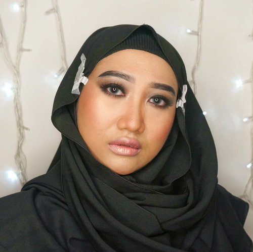🎵"Can't keep my hands to myself.." 🎶.I've been adoring Selena Gomez's makeup look in her Hands to Myself clip video. Simple yet mesmerizing. The result is still far from the expectation, but hey, I love this!.#ClozetteID #makeup #hijab #DiaryBeautyHilda #HildaIkkaDandan #smokyeyes #motd #eotd #eyemakeuplooks #eyemakeupideas #smokedeyes #blackeyeshadow #hijabmakeup #selenagomez #selenagomezmakeup #beautygram
