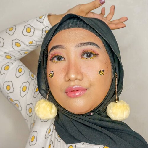 Makeup look ketiga untuk #MindysRainbowChallenge dengan elemen warna kuning! Gak punya eyeshadow warna kuning, untung ada eyeliner. Tapi di bagian kelopak mata jadi rada oren gara-gara nimpa warna eyeshadow pink huhu, aslinya itu kuning yakkk. 💛.This #makeuplook inspired by @domimup, sorry I failed my drawing bees 😂..Maunya totalitas kayak @reginapitupulu yang bajunya sesuai ama warna, apa daya aku nggak punya. 🤣 Yaudah pake tees pattern telor ceplok aja, kan ada warna kuningnya LOL..How do you think, gengs? Actually I love the result. Kalo pandemi berakhir, aku gak masalah kok ngemall dandan begini huahahaha. 😂.#ClozetteID #hijab #makeup #beauty #hijabmakeup #yellowmakeup #QupasBeauty #setterspace #beautygram #indobeautygram #beautybloggerIndonesia #beautyinfluencersurabaya #beautybloggersurabaya #makeupinspo #makeupideas #tampilcantik #HildaIkkaDandan