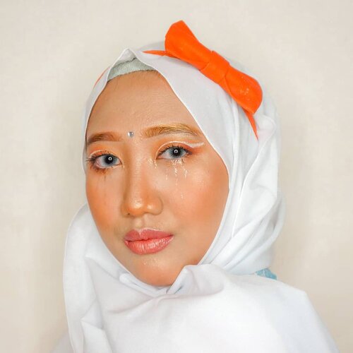 Here goes to the second look for #MindysRainbowChallenge , I made a little bit quirky. Look kedua yaitu #Jingga terinspirasi dari reaksi spontan @radik_zetamotion yang mengira aku lagi nangis gara-gara pakai eye glitter di bawah mata. Jadi yaudah kuaplikasikan bentuknya sekalian kayak air mata yang menetes membasahi pipi. 🤷🏻‍♀️.Tapi ini tangisannya edgy begitu lho, soale sekali nangis langsung keluar 3 tetes air mata. 💁🏻‍♀️.#ClozetteID #DiaryBeautyHilda #HildaIkkaDandan #produktifdarirumah #orangemakeup #hijabmakeup #beautygram #beautyinfluencersurabaya #beautycontentcreator #beautyenthusiast #indonesiabeautyblogger #beautybloggersurabaya #MOTD #EOTD #QupasBeauty #eyemakeuplook #makeuplookideas