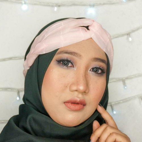 Wake up and make up! It's weekend alreadyyyy! Yay! 🤩-Eyes: Emina Pop Rouge EyeshadowLips: Pixy Matte Lipcream - Glam Coral-Apa rencanamu weekend ini? 😙-#ClozetteID #DiaryBeautyHilda #tampilcantik #inspirasimakeup #makeupnude #Beautygram #beautybloggerIndonesia
