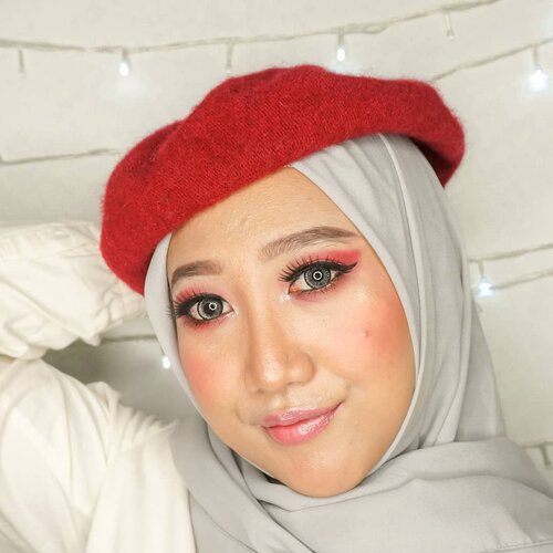 Yak ini dia full face makeup dari foto close up esedo super gonjreng. Jawabannya, aku pake palet esedo Beauty Glazed. Emang bagus sihhh tapi aku bingung, ini produk jatohnya abal-abal apa enggak ya. Secara aku aja anti ama Bioaqua 🤣🤣 Jadi Beauty Glazed ini ya mirip kek Focallure, O.Two.O, gitu lah. Kalo menurut kalian gimana? Btw ini aku belinya udah lama sih dan kalap belinya gegara racun salah satu influencer (yang buatku cukup kredibel, makanya aku percaya).-#ClozetteID #Beauty #Hijab #Makeup #MOTD #tampilcantik #beautyblogger #beautyglazed #inspirasimakeup #hijabersindonesia #setterspace