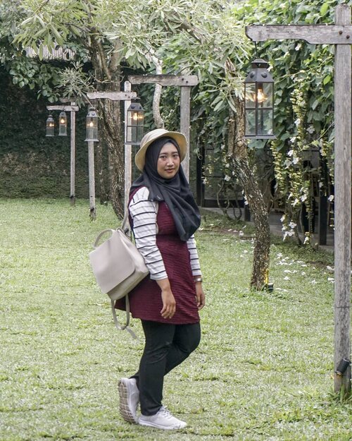 Secara pribadi, ternyata aku paling demen ama style berpakaian tumpuk atau biasa disebut layering. Makanya aku suka koleksi dungarees, outer, dan kaos-kaos. Kebanyakan outfitnya tidak perlu disetrika jadi enak banget buat traveling. Anti kusut kusut club gitu gengs! Semua outfit yang aku pake selama liburan di Jogja ya modelannya begini semua, no setrika setrika club. 👌🏻•Bolehlah di-tap biar kayak selebgram lagi endorse. Yang aku tag nih brand-brand kelas menengah ngehe, brand-nya #sobatbpjs (budget pas-pasan jiwa sosialita).•Dipotoin bunda terampil @ernykurnia14 💖•#ClozetteID #Fashion #OOTD #Hijab #DiaryFashionHilda #MinisoIndo #HijabOOTDIndo #bloggerid #epiccoffee #epilogcoffee #epilogcafe #cafejogja #cafehitsjogja #Jogja #hitsjogja #rekomendasidepepedia #DiaryOOTDHilda