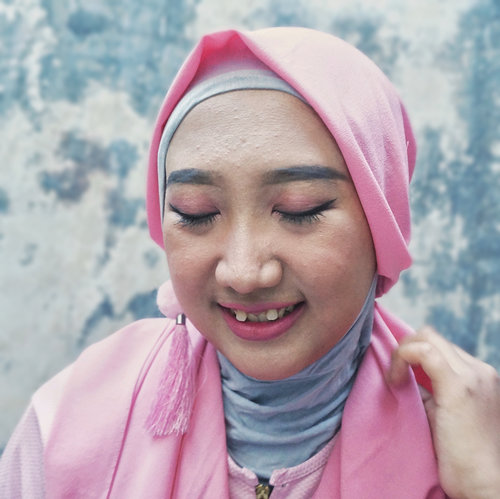 Submit terakhir untuk @yonnakairupan @nyxcosmetics_indonesia  #RamadhanContestxYonna #YourFaveButBetter #NyxCosmeticsID.Sedih banget resolusi fotonya rendah. Gara-gara kesorean makeup-nya, ini pepotoan pas adzan maghrib! 😩.Well, ini makeup look lebaran ala aku yang paling ringan. Soalnya ini daily makeup-ku buat ngampus (kalo lagi niat). Bedanya, ini temanya ‘Sweet Blushing Pink’, jadi dominan warna pink. Kenapa kok pink? Karena ini warna favoritku dan banyak cewek yang suka warna ini juga. 😁.Well, dari ketiga makeup look yang aku submit, kalian paling suka yang mana? 😁.Btw, @gadzotica @limaszi @vzuhria gak mau submit foto makeup lebaran juga? Masih ada waktu sejam lagi kok. 😂.#DiaryBeautyHilda #ClozetteID #SetterSpace