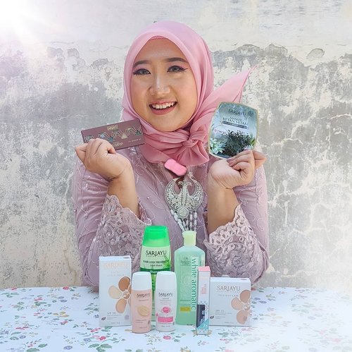 Dirgahayu Sariayu 😍 Happy 50th anniversary, semoga terus jaya dan menjadi inspirasi kecantikan para perempuan di Indonesia. 🥰-Dalam rangka ultah ini, aku dapet hampers dari Sariayu yang berisikan rangkaian produk Sariayu lengkap dari perawatan rambut, wajah, sampe makeup. Isinya:-1. Sariayu Masker Beras Hitam: untuk mengangkat sel kulit mati dan perawatan anti aging2. Sariayu Shampoo Lidah Buaya: membantu mencegah rambut rontok3. Sariayu All in 1 Cleanser4. Sariayu Moisturizer Mawar5. Sariayu Foundation Kuning Langsat6. Sariayu Tinted Moisturizer 03 Dark7. Sariayu Two Way Cake Natural Glow 02 Natural8. Sariayu Eyeshadow Kit Inspirasi Krakatau9. Sariayu Hydra Liptint-Aku bakal bikin video makeup pake produk Sariayu ini di post berikutnya.-Btw kamu berkesempatan menangin uang tunai 50 juta rupiah untuk 50 orang pemenang lho, dengan ikutan #SariayuBeautyRebornMakeupChallenge . Caranya gampang banget, kamu tinggal post foto sebelum makeup, sewaktu makeup pakai produk Sariayu, dan hasil akhir makeupnya. Untuk syarat & ketentuan lengkapnya, cek IG @sariayu_mt yak 😉-Buat yang mau belanja produk Sariayu, buruan ke toko kosmetik terdekat kalian (kalo aku sih Rungkut Jaya atau Palapa) karena lagi ada flash sale 50% cuma 4-6 September ini. Untuk daftar tokonya, bisa kamu cek di highlight IG story-ku ya.-@sariayu_mt @beautyinfluencersby #Sariayu #SariayuBeautyReborn #50yearsBeautyJourney #BISxSariayu #ClozetteID #DiaryBeautyHilda #beautygram #beautycontentcreator
