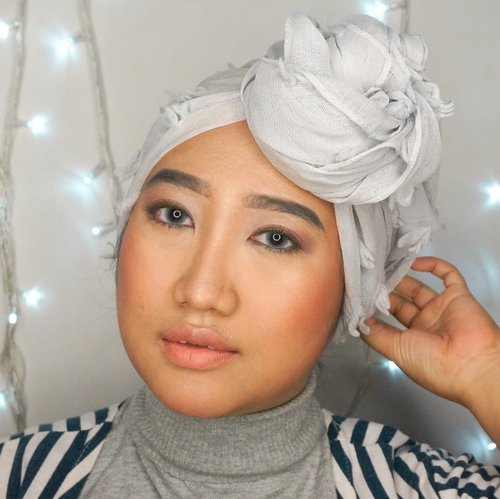 Udah cocok buat jadi orang kantoran belom? 🤭. Natural makeup yang bikinnya effortlessly, turns out jadinya secakep ini (buat aku ya wkwk). Brown eyeliner is a thing! ✨.#ClozetteID #beauty #hijab #makeup #HildaIkkaDandan #DiaryBeautyHilda #beautybloggerIndonesia #beautiesquad #beautygram #turbanstyle #naturalmakeup #nudemakeup #simplemakeup