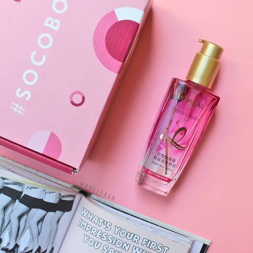 Yay! Another #socobox from @sociolla! Isinya Extraordinary Oil dari @getthelookid variant French Rose!Jadi namanya ini adalah Extraordinary Oil Floral. Manfaatnya membuat rambut jadi lebih lembut, tampak berkilau dan bikin rambut wangi seharian sampai 72 jam.  Oh ya, bisa banget dipakai sebelum mem-blow rambut biar rambut gak rusak!Sayangnya gak travel-friendly karena botolnya besar, berat dan terbuat dari kaca. Mesri hati-hati juga pas dipakai, jangan sampai jatuh, nanti malah botolnya pecah hiks.Oh pengaruh di rambutku? Sayangnya wanginya gak sampai 72 jam tercium dirambutku. Tapi wanginya cukup soft dan feminine banget. Luckily oilnya gak bikin rambutku lepek dan ringan banget dipakainya! Yang menarik lainnya, ada bunga rose kering di dalam botolnya.Bisa dibeli di sociolla.com dengan harga Rp 175.000, ukuran botolnya 100ml. Cukup besar, kan?#socobox #mysterybox