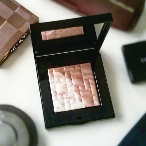 Pink highlighter was never really my thing but the @bobbibrown Highlighting Powder in 'Pink Glow' got to be an exception 😍 Actually, I've been wanting to purchase it for such a long time but I was kind of hesitated because of the shade, until I actually swatched it. It is a very unique shade I shall say as it looks pinky, rosy with hints of silvery white at the same time. The powder itself is so soft and silky, and very pigmented. You might want to go light-handedly with it. Anyway, I'm glad I finally decided to purchase it cause as usual @bobbibrown products never disappoint ❤
.
.
#bobbibrown #highlighter #pinkglow #makeup #beauty #clozetteid #makeupreview #motd #makeupoftheday #makeuphaul #haul #makeupaddict #makeupcollection #makeupjunkie #makeuplover #makeupmafia #makeupmess #makeupobsessed #makeupporn #beautyblogger #beautycommunity #instabeauty #instamakeup #beautyaddict #beautyjunkie #beautylover