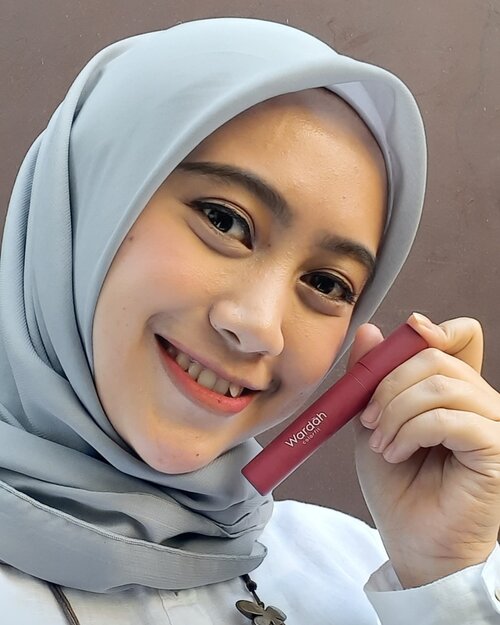 Uda pake @wardahbeauty velvet matte lip mousee blom ??Nih aku lagi pake Wardah velvet Matte lipmousse yg nomer 6 atau yang Fuchsia Lover.Teksturnya cenderung lembut di bibir dan ringan, bener2 ga berasa pake lipstik. 💕Harga sekitar 60ribu - 75ribu tergantung kalian belinya dmn 🥰..#reviewibukara #sls201119 #reviewlipstik #lipstikwardah #lipstikwardahmatte #clozetteid #makeup