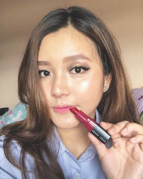 Hi long time no selfie🙉 I have been obsessed with ombré lips 👄 and one of my favorite products is @bobbibrownid crushed lip color on shade “grenadine”.The nourishing lipsticks feel nice and are very, very comfortable!! You can use this lipstick from day(ombre or just tap) to night(full lips) makeup look!!...#bobbibrownXfannyblackrose #aphroditesXbobbibrown #bobbibrownid #clozetteid #sbybeautyblogger