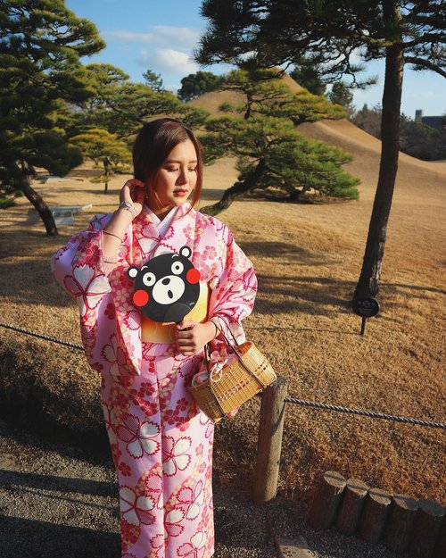 Hello sunshine 🌞 Such a beautiful place with this kimono (着物, きもの) which means a “thing to wear” #kumamoto #explorekumamoto #kumamotogram #kumamotocastle #kumamotocity #kumamotojapan #suizenji #suizenjipark #kimono #yukata #clozetteid
