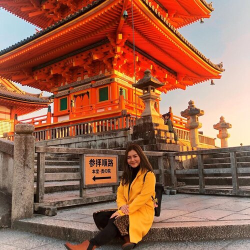 You're braver than you believe, and stronger than you seem, and smarter than you think👀.....#japan #explorekyoto #vielholiday #clozetteid #temple #kiyomizudera