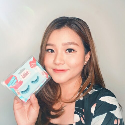 [Giveaway Time]Hi guys! seneng banget bbrp waktu lalu dikirimin seperangkat bulu mata @blinkcharm dari @clozetteid !! Ada 4 jenis bulu mata yg aku dapetin yaitu Natural Flair, Sensual Curls, Sexy Volume dan Sweet Classic. Semua koleksi bulu matanya cocok banget buat daily to formal occasions, ringan banget cuma 0.01gr, structure dr bulumatanya nyaman banget dipake dan pastinya terbuat dr bahan yg premium plus lgsg dapet lem bulumatanya. Aku sih pribadi udh lama tau bulumata @blinkcharm dan pastinya udh suka dr dulu!!Untuk REVIEW dan cara memakai bulumata palsu bisa di cek di channel youtubeku yahh! Nah akan ada giveaway buat 1 orang pemenang yg bakal dapetin 4buah bulu mata blinkcharm yg aku dapetin ini!! Caranya gampang:1. Subscribe channel youtube vienescalaurencia dan like video review blinkcharm2. Follow instagram aku @vienesca dan like postingan ini3. Comment di video youtube “Username ig, Alasan kenapa pengen dapetin bulu matanya dan provinsi dimana kalian tinggal”Gampang banget kan??! Giveaway dibuka sampai 30 Sept 2019 dan pengumumannya 1 Oct 2019 di IG story aku!! Goodluck guys!! jgn lupa ikutann!!Once again thank you so much @blinkcharm & @clozetteid 💞.....#blinkcharm #clozetteid #clozetteidreview #blinkcharmxclozetteidreview #premiumeyelashes #wearconfidence #giveaway #giveawayindo #giveawaymakeup #giveawaycontest #giveawaytime