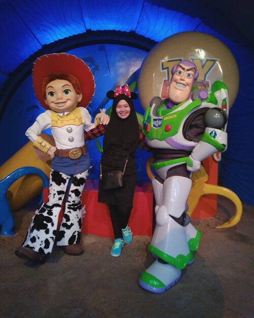 Jessie Buzz 💟.#toystory #jessie #buzzlightyear #disneyland #disneylandhk #discoverhongkong #hongkongtrip #explorehk #traveldiary #letsgosomewhere  #aroundtheworld #MCjalanjajan #MChongkongtrip #fashion #ootd #travel #clozetteid