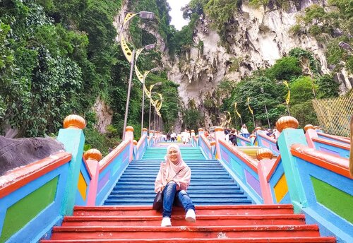 Abis foto disini langsung berdiri karena takut dideketin monyet 😂

#CellaKualaLumpurTrip #CellaJalanJajan #Travel #KualaLumpur #Malaysia #BatuCaves #TheDreamyTravels #WomanTraveler #Traveling #TravelBlogger #Clozetteid