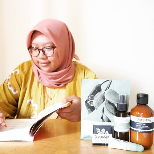 Walaupun anaknya suka coba-coba, happy ketika nemu skin care yang cocok dan sukses buat aku repurchase. Kali ini aku mau cerita salah satu skin care dari brand lokal yang menurutku punya kualitas oke banget, yaitu @sensatiabotanicals. Sensatia Botanicals ini brand asal Bali yang udah ada sejak tahun 2000. Brand ini punya banyak range produk, mulai dari wajah, tubuh, hingga essential oil. Produknya punya kandungan bahan alami yang patut dicoba.And this is #mysensatiastory with @sensatiabotanicals products!Aku tau produk ini sebenernya udah cukup lama. Tapi, pakainya baru beberapa tahun terakhir. Aku tertarik coba karena dia punya kandungan bahan-bahan alami. Dari semua produk yang aku coba aku suka sama aromanya. Aromanya tuh natural gitu. Di aku produk @sensatiabotanicals ini gak buat kulit aku rewel. Dan harga, untuk sebuah produk dengan natural ingredients menurutku harganya sangat terjangkau. Beberapa produk mereka yang sukses buat aku repurchase adalah facial toner, lip hydrate, sunscreen lotion, natural soap, body lotion, dan yang baru ada sheet mask. Produk Sensatia Botanicals ini bisa didapatkan secara online maupun offline, cek website mereka untuk lebih lanjutnya. Kalau mau beli di @sociolla jangan lupa pake kode aku ya 😏 (kode ada di bio). Interest to try gengs @tifanydheanisa@nysptrss0809@vikaangela #clozetteid #sensatiabotanicals #20yearssensatia