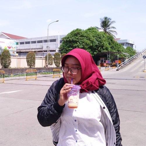 Anak chatime banget gue 😂 (🍹 Tropical milk tea @chatimeindo) 📷 @nikyputri0809...#clozetteid #loopsquad2018 #chatimeindo #chatime #drink #ootd #instatoday #instadaily #helloinsta #tapforlike #likeforlike #follow4follow #followme #igers #jakarta #indonesia