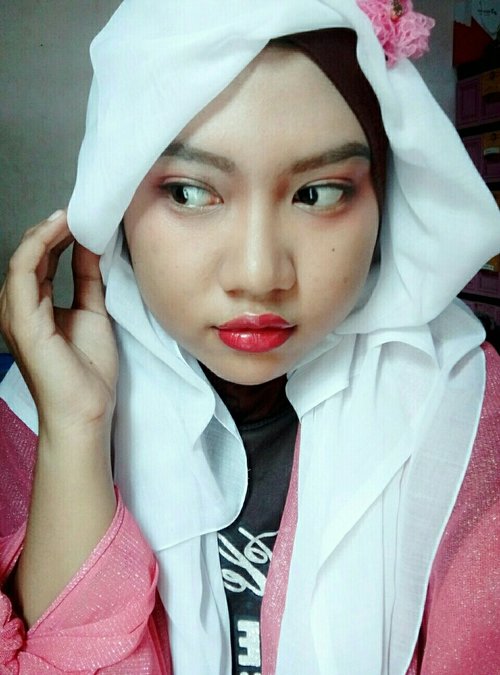play with another make up😂 

#clozetteid #clozette #hijab #makeup #noeffect #nofilter #hotd #motd