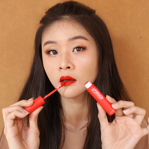 I’m using @romandyou lip driver 
Pic 1 = warna spotlight, blooming red / merah cerah.
Pic 2 = warna overrev, pink beige
Pic 3 = warna gradient lips, spotlight dan overrev

Highly pigmented banget dan ga gampang luntur. 
Selain itu juga ada 3 warna lainnya. 
Buat temen2 yang pengen bisa langsung ke shop aku di .
www.hicharis.net/desiamalialim
.
.
Ps. Selain romand kalian bisa temuin produk korea lain di shop yah.
Dan kalau kalian order di shop aku kalian langsung dapet harga eksklusif / potongan harga.
.
Check linknya dulu 😽😽😽
.

@romandyou @charis_celeb @clozetteid #lipdiver #romandyou #charis #charisceleb #clozetteid #liquidlip #korean #koreanmakeup #beautyblogger