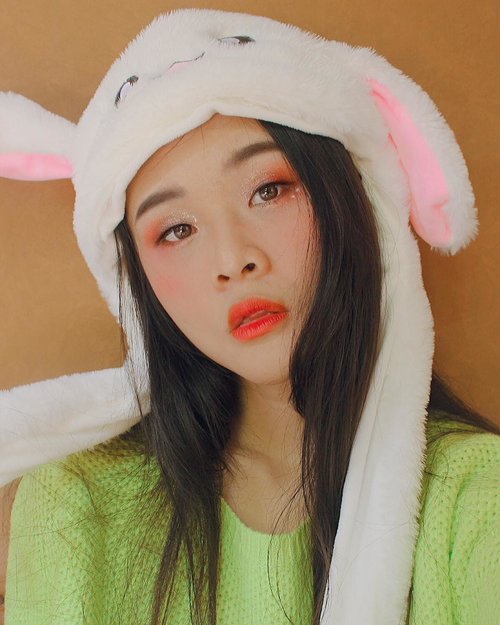 Finally I got this cute moving rabbit hat !! Moving rabbit hat ini lagi trend banget di Korea. Beberapa idol Kpop juga pada pake. Kuping rabbitnya bisa naek turun dan juga ada bunyinya . Yang pengen juga punya moving rabbit hat langsung aja beli di charis.Link uda aku taruh di bio yah 🥰🥰https://hicharis.net/desiamalialim/dIT#clozetteid #charis #charisceleb #movingrabbithat #bunnyhat #rabbitmovinghat #kpoptrend #hicharis @charis_celeb @hicharis_official @clozetteid