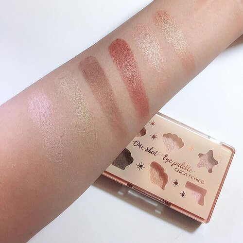 [REVIEW]
Yey! Baru aja dapat ONE SHOR EYE PALETTE dari brand @chicaychico_official. Salah satu brand kosmetik populer di Korea. 😻😻😻.
Sebenarnya varian warnanya itu banyak banget dan tipenya juga macam - macam. Ada matte, shimmer, dan glitter 🙀🙀🙀. Dan yang aku punya ini tema terbaru dari one shot eye palette nya, yaitu SANDY BEACH EYE PALETTE. 🐚🐚🌊🌞🌻. Awalnya aku bingung banget pilih warnanya karena semua warna di tiap palettenya itu cantik cantik banget 😩😩😩. Dan berhubung lagi pengen banget eyeshadow glitter jadi aku ambil warna yang no 8. Dazzling Sand. Warna dalam 1 palette ini itu glitter semua dan warnanya cenderung bright . 
What I love this product:
1. Packagingnya simple tapi cute, travel friendly. Ukuran palettenya cuma sebesar telapak tangan, mini banget tapi uda dapat 6 varian warna dengan isi 9 gr ( size normal). Cocok banget buat yang suka travelling
2. Warnanya cantik banget 🤩🤩🤩 dan perfect buat segala macam acara.
3. Warna glitter bikin makeup mata jadi lebih keliatan bright. Warnanya cerah dan pigmented. 
4. Ga flaky, gampang banget di blend nya. teksturnya juga lembut dan ga kasar.
5. Long lasting 😚😚
.
Buat kalian yang pengen cobain langsung aja ke websitenya @hicharis_official atau langsung aja ke link
.
https://hicharis.net/desiamalialim/bIu
.
.
@hicharis_official @charis_celeb @chicaychico_official #charis #charisceleb #chicaychico #oneshoteyepalette #shadybeach #eyeshadow #glitter #glittereyeshadow #clozetteid