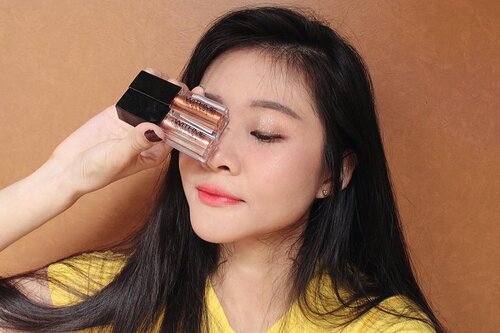 @withme_official SIGNAL METAL PRISM GLITTER EYESHADOW.Semua warnanya gila cakep buangett. Ga perlu ditanya lagi.😩😩. Metal glitternya shine brightly. Lid keliatan moisture . Teksturnya halus sama skali ga ada rasa kasar glitter2. Easy to blend.Ukuran tip aplikatornya sedang. Ga kecil dan ga kegedean. Pas untuk dipakai buat aplikasiin produknya.Warnanya pigmented beda sama glitter eyeshadow biasanya yang cuma dikit glitternya. Ini full of shimmer glitter 😩😩. Ampun dah kalian harus banget cobain ini banget nget!Yuk samaan. Beli di @hicharis_official Link nya ;https://hicharis.net/desiamalialim/dnbHarganya 202.000. Tapi kualitasnya ga usah ditanya lagi. Worth to buy! 😩😩 dan bayarnya juga bisa COD. Kurang apa lagi coba. #cosmogloss #metalglitter #liquideyeshadow #charis #charisceleb #hicharis_official #hicharisofficial #hicharis #signalmetalprismglittereyeshadow #glittereyeshadow @hicharis_official @charis_celeb #clozetteid @clozetteid zonamakeup.id @ragam_kecantikan @tips__kecantikan @tampilcantik @beautybloggerindonesia @indovidgram @indobeautygram @indobeautysquad @indobeautyblogger @rahasiagadis #tampilcantik #clozetteid #beautybloggerindonesia #indobeautygram #instagram #beautybloggers #ragamkecantikan #ivgbeauty