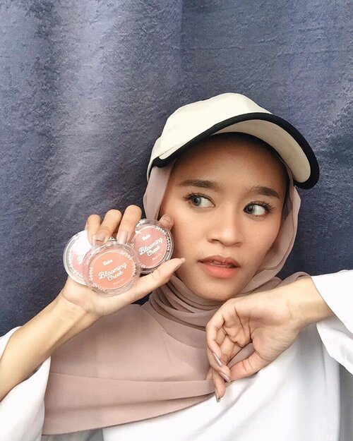 Pecinta lokal brand mana suaranya?? Fanbo Cosmetics salah satu lokal brand favorite aku memang makin kesini makin banyak mengeluarkan produk yang bisa dibilang tidak main-main. Harganya yang bersahabat di sobat missqueen kaya aku udah gitu kualitasnya juara 😍.....Kali ini Fanbo Cosmetics mengeluarkan produk terbaru mereka Fanbo Blooming Cheek Blush On! Terdapat 6 shades (bisa dilihat swatchnya di foto slide) dengan harga harga cuma 30k aja. Favoriteku shade 05 Sweet Heart karena bisa bikin pipi aku pink merona yang cakeup banget 😍...@fanbocosmetics @fanbocosmetics #FanboCoametics #FanboBloomingCheek #BdgBB #LokalBrand #clozetteid