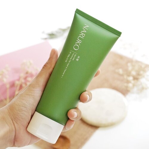 Clay+Cleanser dari Naruko ini merupakan salah satu skincare yang cukup menarik ✨
Bagaimana tidak, selain bisa menjadi facial foam ini juga bisa jadi masker sekaligus loh 🤭
...
Banyak banget Ingredients yang bagus loh di dalam Naruko Tea Tree Purifying Clay Mask Purifying Cleanser ini, beberapa di antaranya ada Kaolin, Tea Tree Essential Oil, Glycolic Acid, Peppermint dan Piroctane Olamine. Keren kan 🤩
...
Kamu sendiri udah cobain belum???
#skincare #skincareroutine #skincareaddict #skincarejunkie #skincarelovers #skincareproducts #taiwanskincare #skincarecommunity #minireview #naruko #claymask #clozetteid