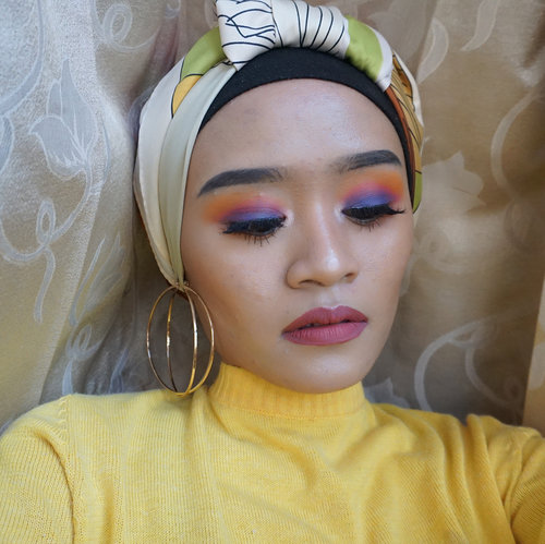 Colourfull makeup look 👀...#clozetteid #beautiesquad #bdgbeautyblogger #beautybloggerindonesia #indonesiabeautyblogger #bunnyneedsmakeup