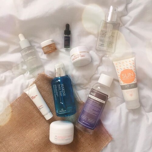 - DECEMBER EMPTIES -OMG aku nemuin beberapa skincare produk yang bener-bener bekerja dengan baik di kulit wajahku serta disini aku kejar-kejaran buat ngabisin beberapa skincare yang memang harus segera aku habiskan 🙃....Dari beberapa produk yang aku habiskan disini aku benar-benar cinta banget sama produk-produknya Klairs karena beneran cocok di kulit wajahku, bakalan repurchase soon (nabung dulu) hihi 💛.....Berapa produk yang sudah kalian habiskan di akhir tahun ini...#clozetteid