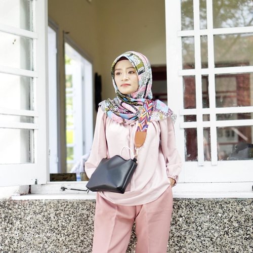 Feed instagram acak-acakan? Bodo amat soalnya paling gak bisa ngerapihin Feed 🤪🤣..#clozetteid #blogger #bloggerlife #bloggerstyle #indonesiahijabblogger #hijab #hijaboutfit #pink
