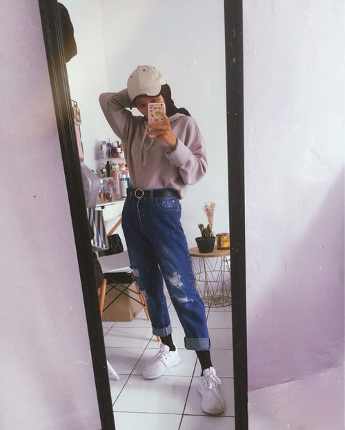 Sweater di padukan dengan Jeans memang sudah jadi trend dari dulu ya kan? Disini aku pakai Boyfeiend Jeans di Mix dengan sweater warna abu pakai topi agar tidak kelihatan monoton 👌🏻...#ootdlook #vintagestyle #80sfashion #70sfashion #90sfashion #welovefashion #hijabstyle #hijabootd #clozetteid