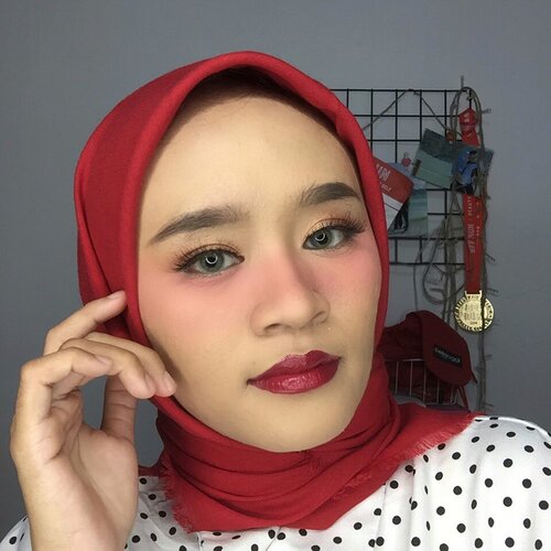 Ready for CNY New year, telat banget emang baru upload. Happy karena kali ini @bandungbeautyblogger colab sama @balibeautyblogger 😍....Di slide selanjutnya kamu juga bisa liat hasil makeupnya temen Bali Beauty Blogger loh @widiakusumadewi ☺️...#BdgBB #BBB #clozetteid #chinesenewyear #makeup #redvelvet #red