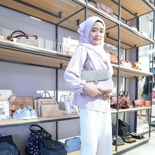 [LATE POST] Kemarin aku datang ke Grand Opening store Sophie Paris Etc Bandung bareng teman-temanku yang lain...Harusnya ini di upload kemarin, jadi ceritanya karena kemarin ngedadak tidak enak badan bahkan pas lagi foto bareng tuh sempet mau pingsan karena sudah puyeng sekali kepalaku, aku menyerah buat megang ponsel. Allhamdulilah gak sampai jadi pingsannya, kalau pingsan semua deh yang repot. Hahaha #clozetteid