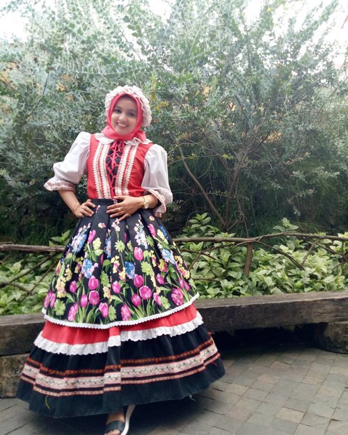 Baru nyobain kostumnya dl..besok baru ke negerinya langsung..
Aamiinn...😊😊😊 #belanda#farmhouse #clozetteiD #hijabstyle #hijabindolkece