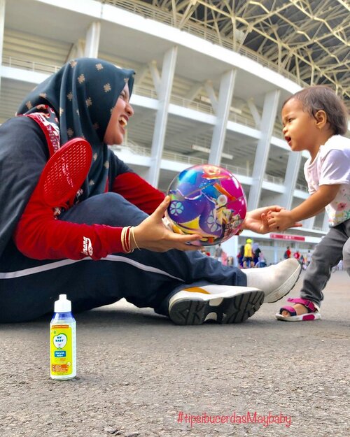 Si anak gadis yg sudah bisa bilang gak mauk ( sambil monyong bibirnya ) 😂#azkadinakaylainsani termasuk dibilang anak yg ramah sama org lain, walpun yg belom dikenal atau pertama kali ketemu, kayla mau aja senyum 😍☺️☺️Itu semua pasti ada prosesnya kan bu ibuk 😁 naah kali ini saya mau kasih tips buat ibu ibu atau ayah biar anaknya berani kl ketemu sama org baru.1. Ajak anak selalu berkomunikasi dengan kita, kasih tau ini apa itu apa, itu siapa atau kl ketemu siapa say hay 👋 atau kasih salam 😍2. Ajak anak keluar rumah walaupun berdiri di depan pagar rumah, ketemu sama tetangga, atau d bawa ke pasar 😁3. Sebelum keluar rumah pastikan anak kita rapih bersih dan lebih bagusnya lg sebelum keluar rmh pakein minyak telon @mybabyid biaar anak merasa hangat dan aman dari nyamuk.4. Ajarkan anak untuk memilih contohnya bilang iya dan tidak, bilang mau atau tidak mau, dengan sendirinya anak akan memilih.Naah dalam 4 hal tersebut hal yg paling penting adalah kita sebagai orang tua harus tetap berada di sisi anak, atau kita tetap selalu mengawasi anak.Begitu yaa ibu ibu dan ayah semuaa semoga bermanfaat 😍😍 kl ada masukan lagi boleh di komen kok 😍😁 @lisa_chania96 @fitriirmaniar @nlkhairunnisa63 #tipsibucerdasmybaby #minyaktelonmybaby #mybabyid #babygirl#clozetteid